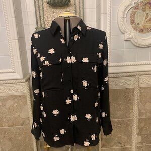 Elodie. Size Large. Long Sleeve. Button Cuffs. Pockets w Flaps. Floral. B46